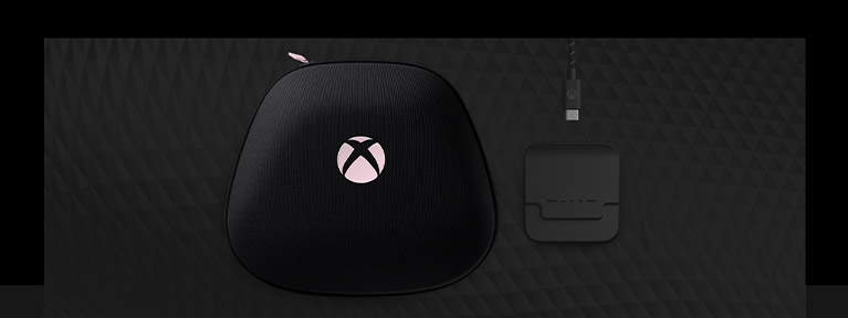 Trådløs Xbox Elite-controller Series 2-bæreetui og opladningsstander side om side tilpasset med Xbox Design Lab.