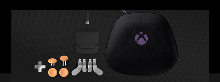 Alt er samlet og linet op side om side og tilpasset ved hjælp af Xbox Design Lab, herunder styrepinde, d-blok, opladestativ, udløserknapper på bagsiden og bæretaske.