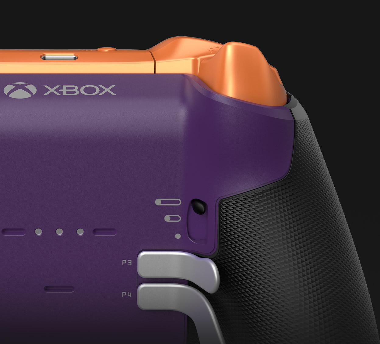 Vue de l’arrière de la manette sans fil Xbox Elite Series 2, personnalisée avec Xbox Design Lab, présentant des gâchettes métalliques à l’arrière de la manette.
