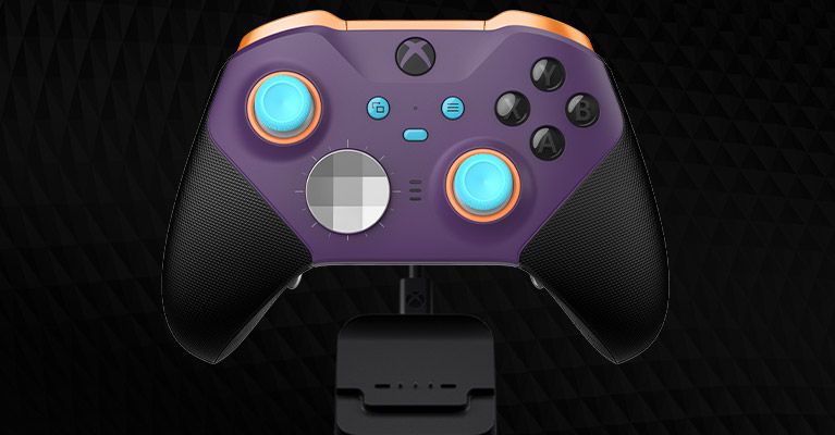 Vue avant en angle d’une manette sans fil Xbox Elite Series 2 personnalisée avec Xbox Design Lab, flottant au-dessus d’un support de chargement.