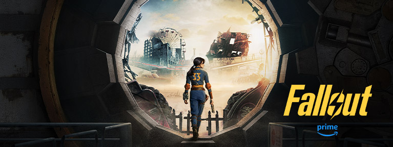 Fallout- en Amazon Prime-logo's. Een vrouw in een blauw-gele jumpsuit met 33 op de rug verlaat een vault en betreedt de woestenij.