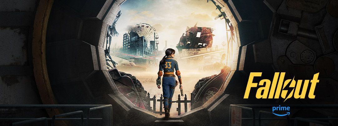 Fallout- en Amazon Prime-logo's. Een vrouw in een blauw-gele jumpsuit met 33 op de rug verlaat een vault en betreedt de woestenij.